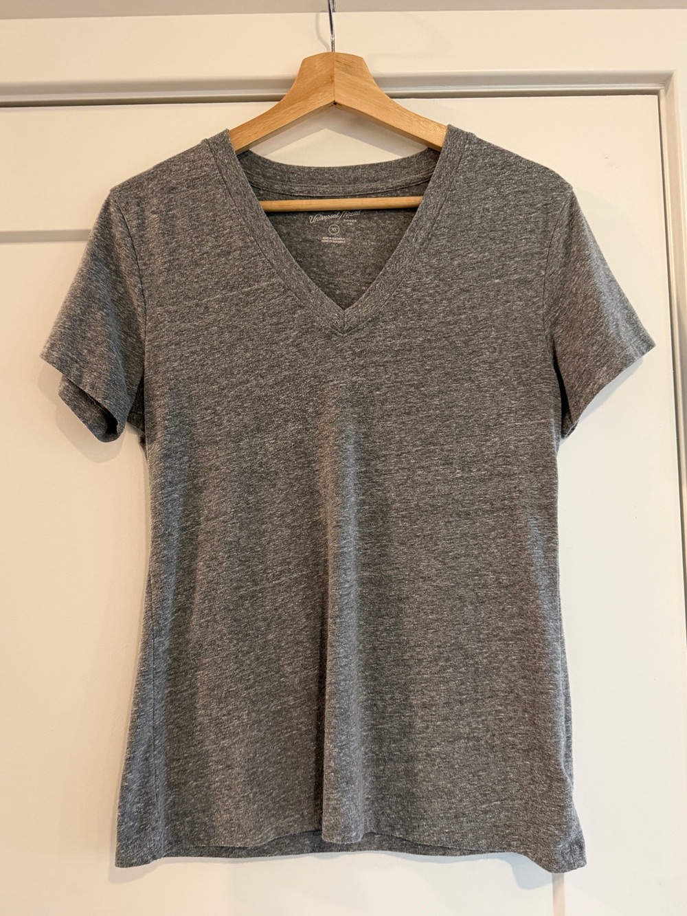 Universal Thread Women’s V-Neck Short Sleeve Tee - Gray